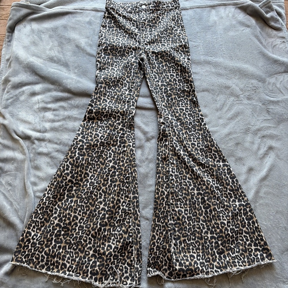 WE THE FREE People Wide Flare Jean Women 27 (W25x32L) Leopard Print Stretch